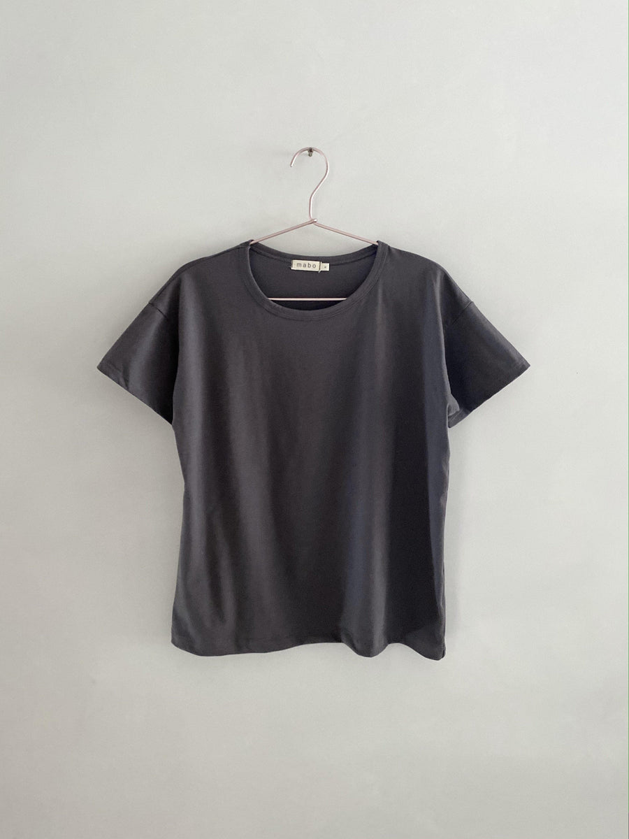 adult organic cotton tee in graphite – mabo